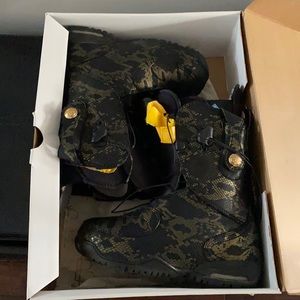 Burton snake print snowboard boots - like new!